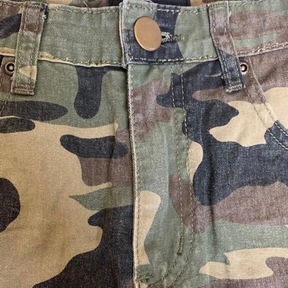 Pretty Little Thing Distressed Camo Shorts - Picture 4 of 8